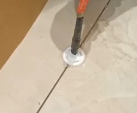 前郭尔罗斯瓷砖空鼓维修公司专业解答瓷砖在铺贴过程中，如果没有涂抹均匀到位的粘结材料（如水泥砂浆或瓷砖胶），可能会导致以下问题