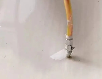 前郭尔罗斯瓷砖空鼓维修公司专业解答在瓷砖铺贴过程中，如果使用的砂料过粗（如全部使用了粗砂），可能会导致以下问题